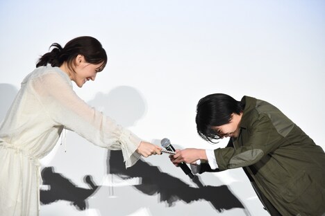 手作りのフォトアルバムを大沢一菜（右）にプレゼントする綾瀬はるか（右）