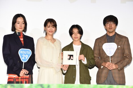 左から市川実日子、綾瀬はるか、大沢一菜、森井勇佑