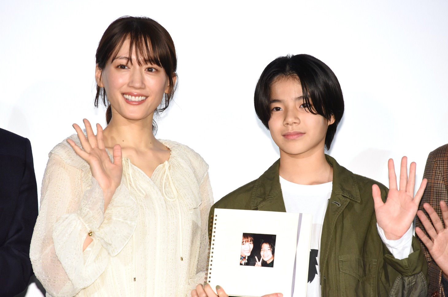 映画「ルート29」公開記念舞台挨拶の様子。左から綾瀬はるか、大沢一菜