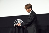 持参したヘルメットをそっと置く森且行