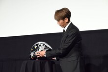 持参したヘルメットをそっと置く森且行