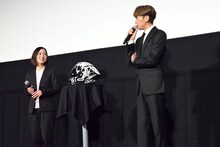 「（人間として）惚れました」という穂坂友紀（左）の発言を、面と向かって言わせようとする森且行（右）