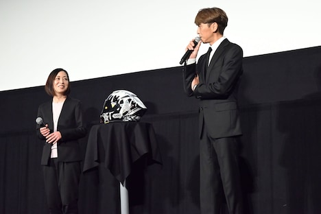 「（人間として）惚れました」という穂坂友紀（左）の発言を、面と向かって言わせようとする森且行（右）