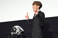 観客の撮影タイムでピースする森且行