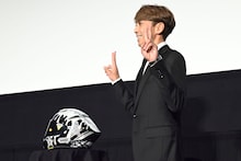 観客の撮影タイムでピースする森且行