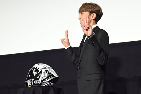 観客の撮影タイムでピースする森且行