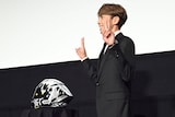 観客の撮影タイムでピースする森且行