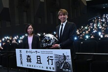 「オートレーサー森且行 約束のオーバル 劇場版」完成披露イベントにて、左から穂坂友紀、森且行