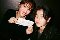 「ルート29」オフショットより、左から綾瀬はるか、大沢一菜