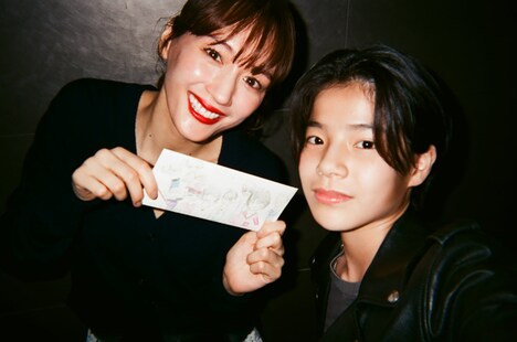 「ルート29」オフショットより、左から綾瀬はるか、大沢一菜