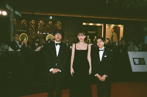 第37回東京国際映画祭レッドカーペットの様子。左から森井勇佑、綾瀬はるか、大沢一菜