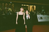 第37回東京国際映画祭レッドカーペットの様子。左から綾瀬はるか、大沢一菜