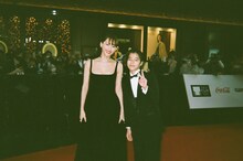 第37回東京国際映画祭レッドカーペットの様子。左から綾瀬はるか、大沢一菜