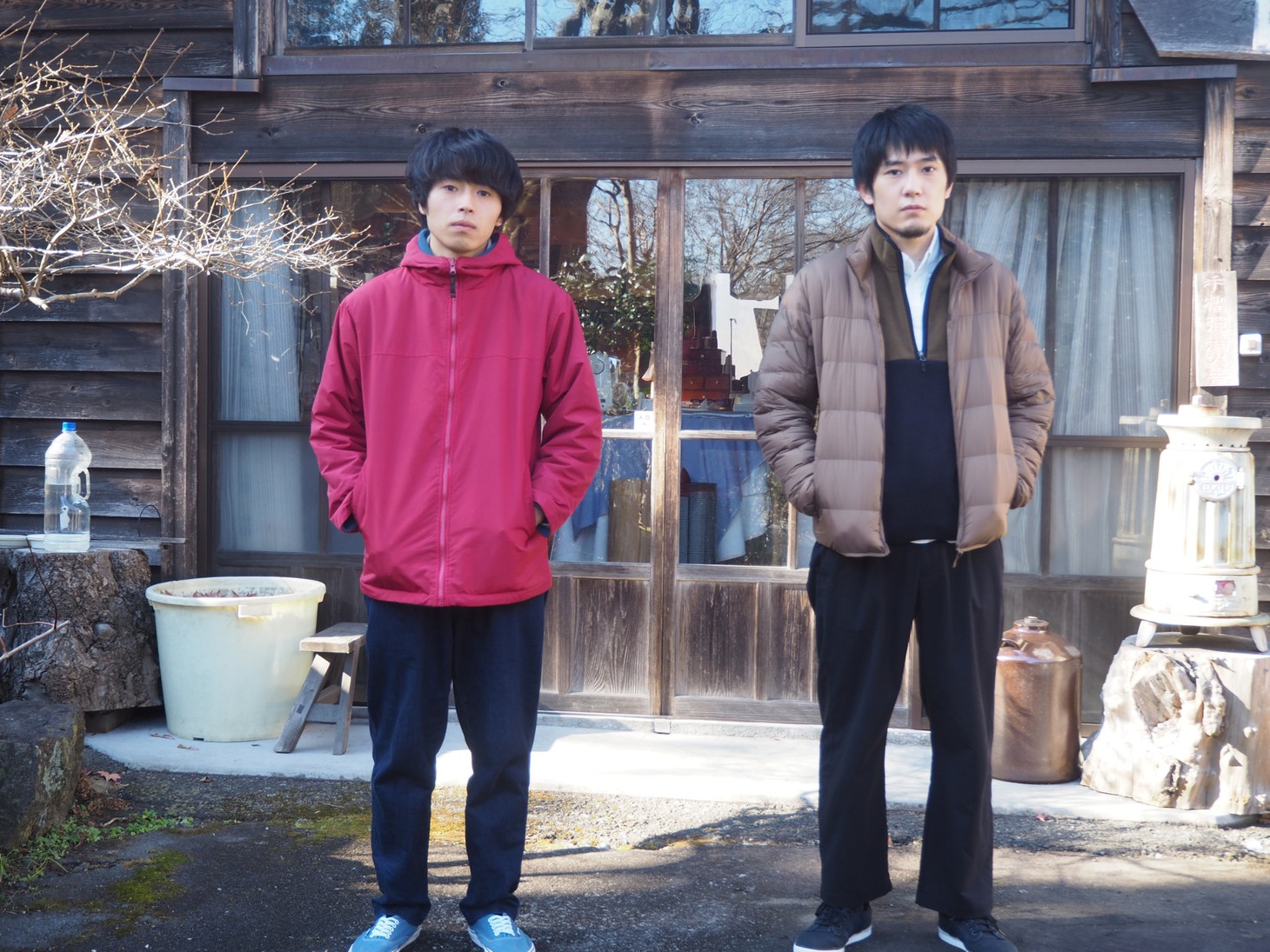 長屋和彰演じる護（右）と黒住尚生演じる幹（左）