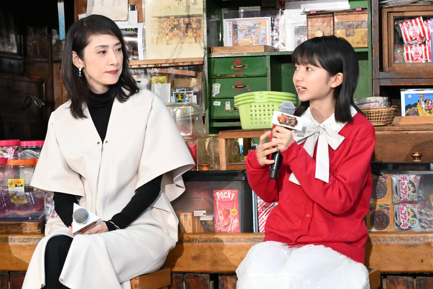 左から天海祐希、白山乃愛