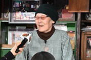 駄菓子屋・上川口屋の13代目店主である内山雅代さん