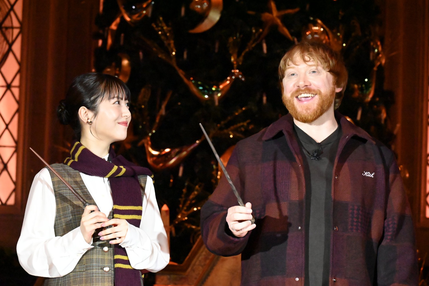 左から浜辺美波、ルパート・グリント