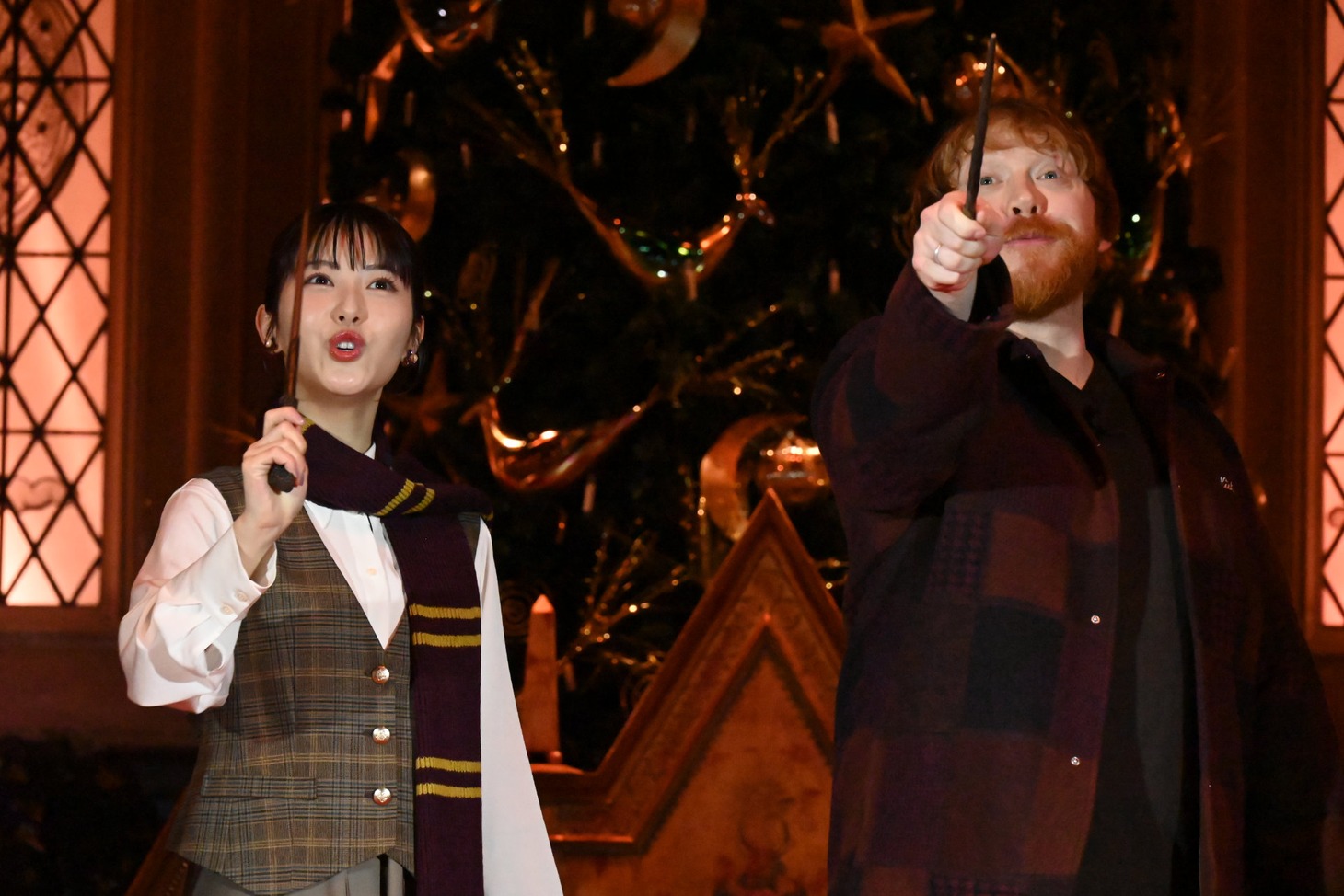 「ルーモス！」と呪文をかける浜辺美波（左）、ルパート・グリント（右）