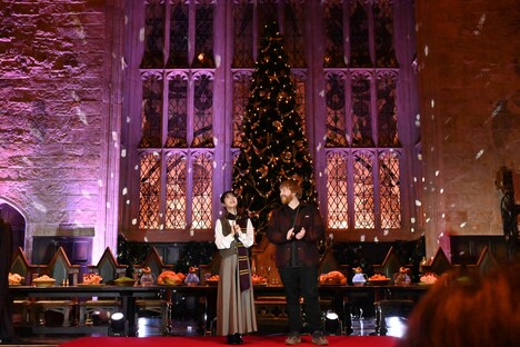 大広間がライトアップされる様子