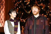 左から浜辺美波、ルパート・グリント