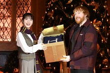 ルパート・グリント（右）のプレゼントを喜ぶ浜辺美波（左）