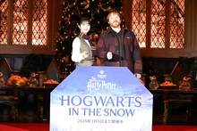 「ホグワーツ・イン・ザ・スノー」大広間ライトアップセレモニーの様子。左から浜辺美波、ルパート・グリント