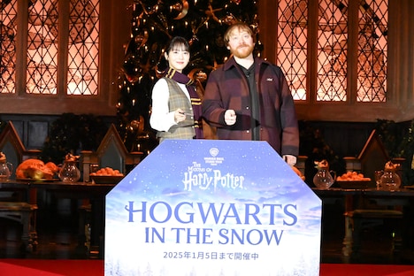 「ホグワーツ・イン・ザ・スノー」大広間ライトアップセレモニーの様子。左から浜辺美波、ルパート・グリント