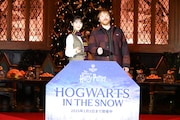 「ホグワーツ・イン・ザ・スノー」大広間ライトアップセレモニーの様子。左から浜辺美波、ルパート・グリント