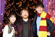 「ホグワーツ・イン・ザ・スノー」大広間ライトアップセレモニーの様子。左から浜辺美波、ルパート・グリント、ハリー杉山