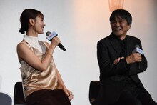 左から中村ゆり、岡田惠和