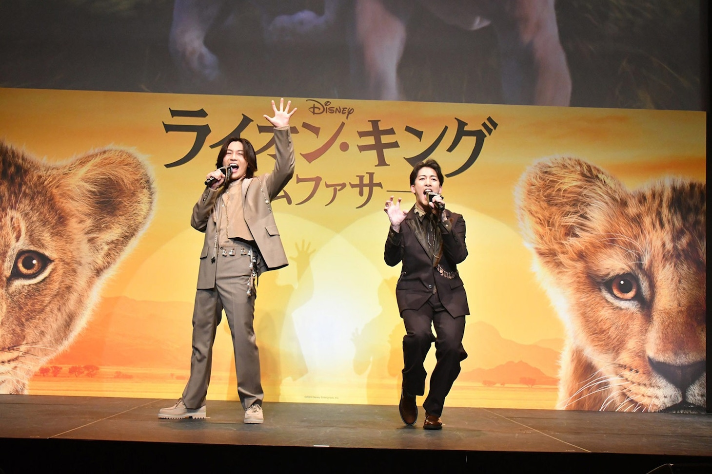 劇中歌「ブラザー/君みたいな兄弟」パフォーマンスの様子