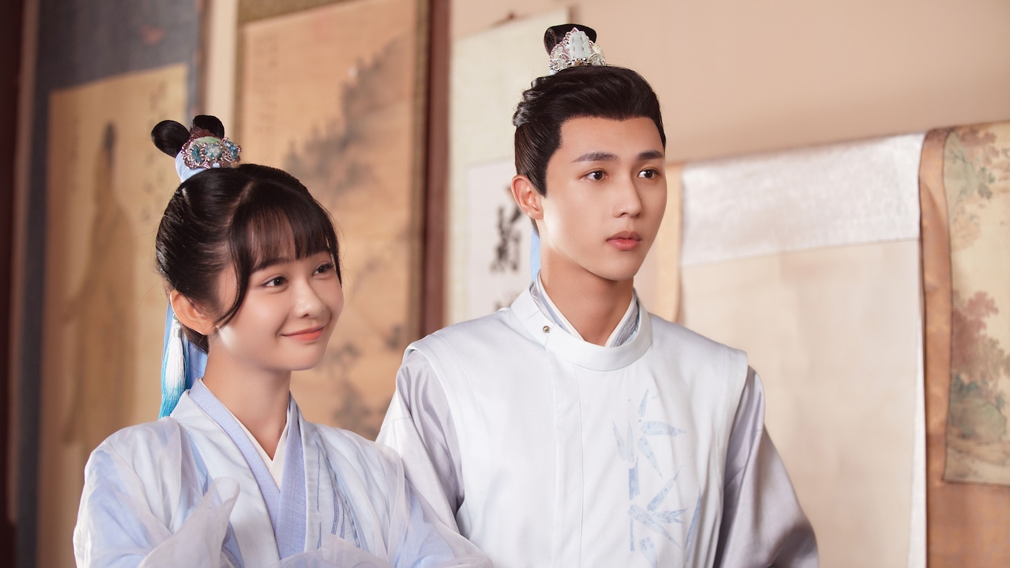 ヤン・フーユー（楊馥羽）演じる童子芙（左）とリー・ミンユェン（李明源）演じる文景湛（右）