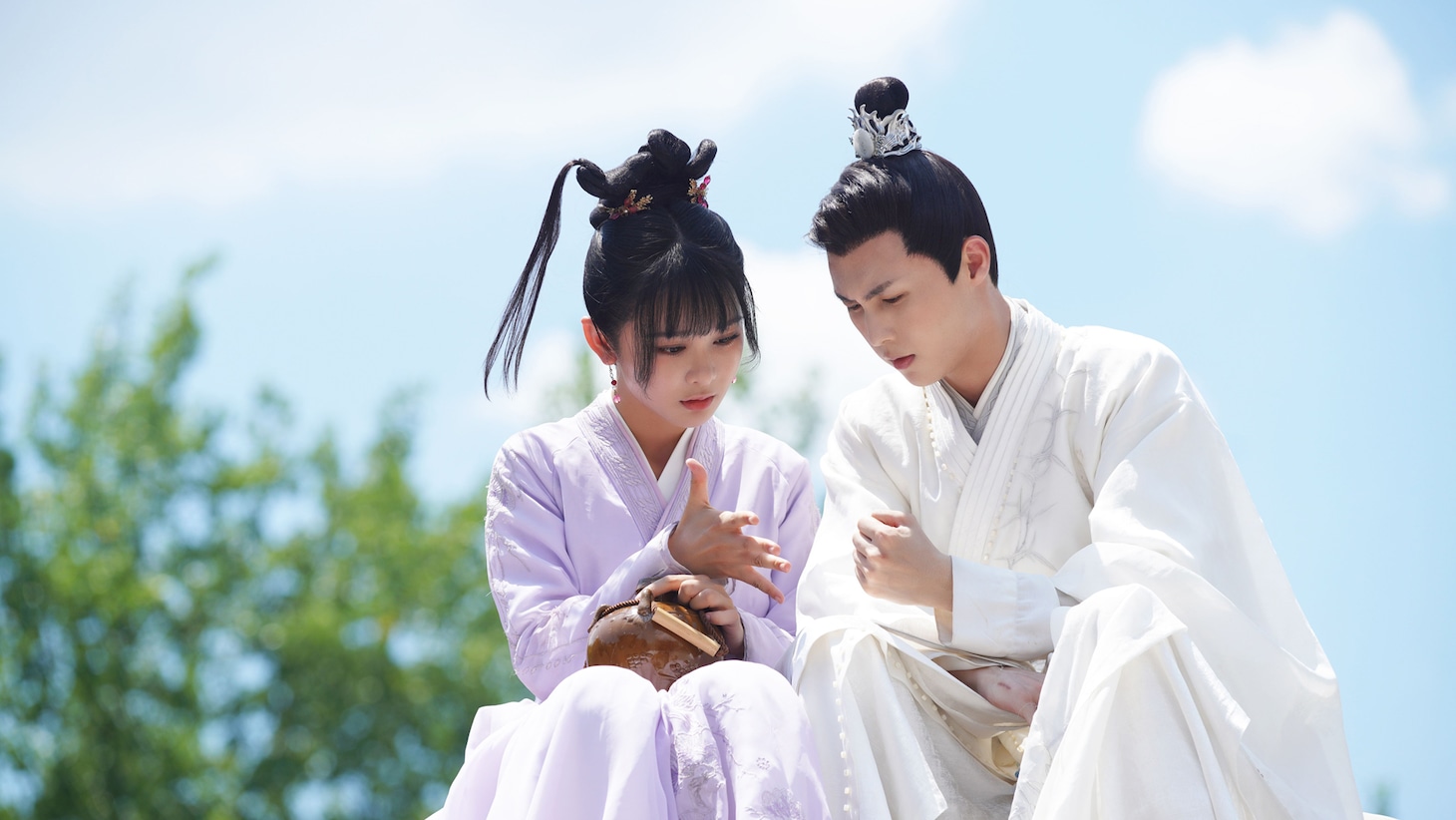 ヤン・フーユー（楊馥羽）演じる童子芙（左）とリー・ミンユェン（李明源）演じる文景湛（右）