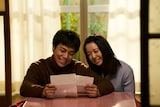 「35年目のラブレター」より、寄り添う保(重岡大毅)と皎子(上白石萌音)