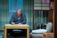 「35年目のラブレター」場面写真より、ひたむきに妻へのラブレターを書く保（笑福亭鶴瓶）