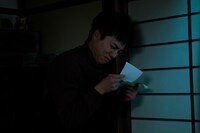 「35年目のラブレター」より、涙する保（重岡大毅）