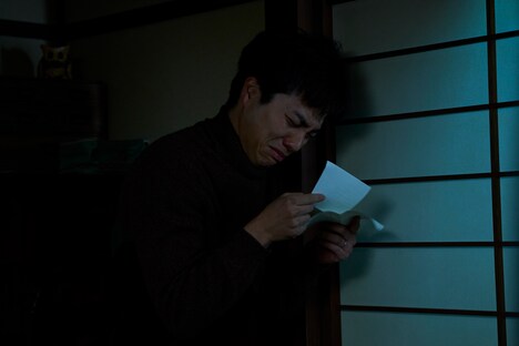 「35年目のラブレター」より、涙する保（重岡大毅）