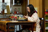 「35年目のラブレター」場面写真より、文字を打つ皎子（上白石萌音）