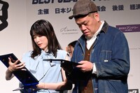 銀の盾を見つめる永野芽郁（左）とくっきー！（右）