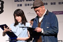 銀の盾を見つめる永野芽郁（左）とくっきー！（右）