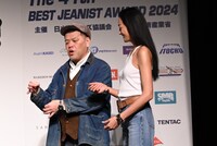 舞台袖で談笑する、くっきー！（左）と冨永愛（右）