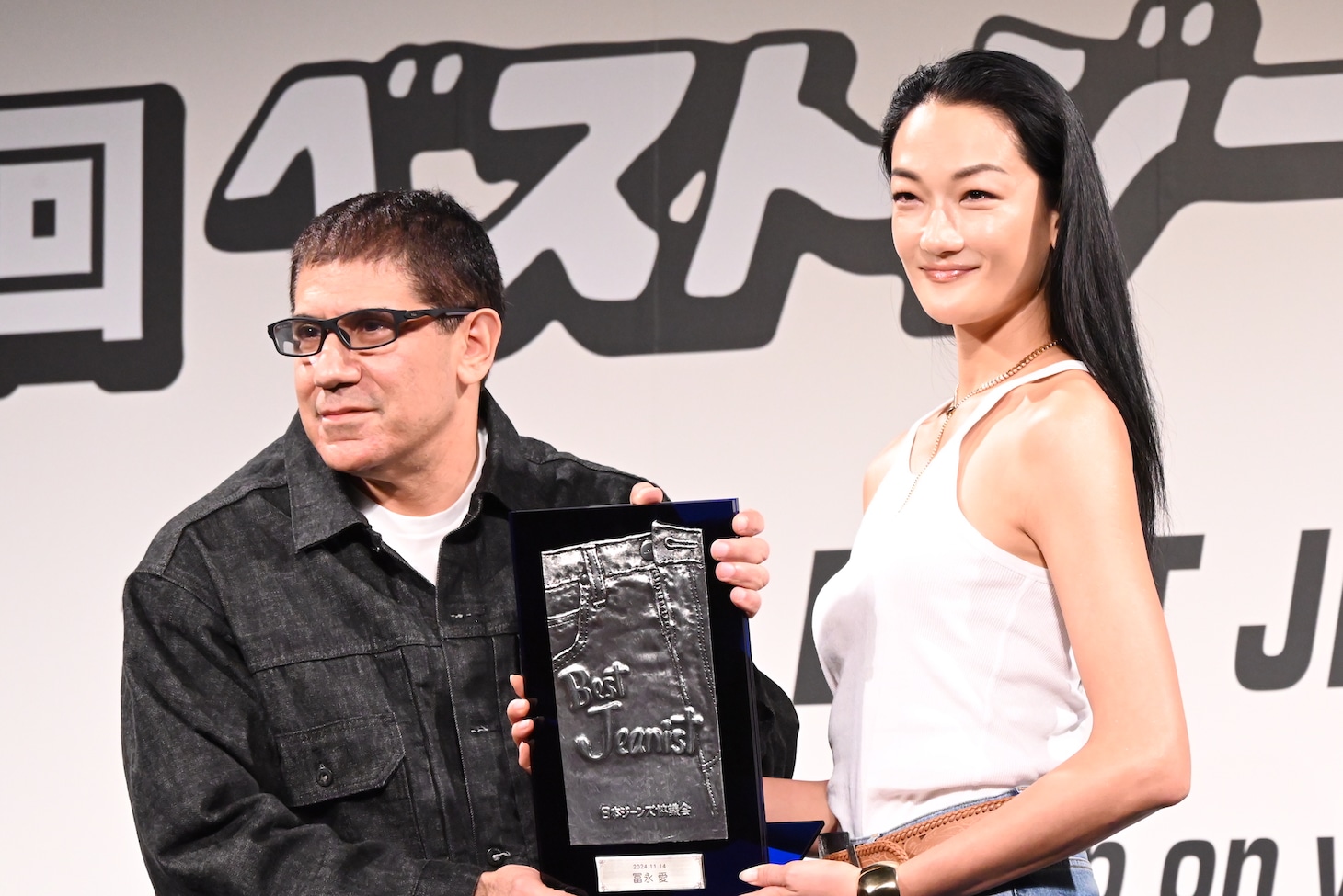 冨永愛（右）