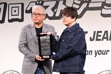 授賞式に登壇した緑川光。