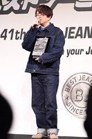 授賞式に登壇した緑川光。