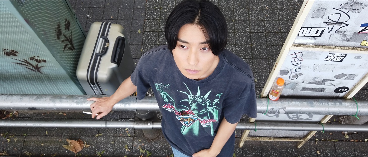 「スケとボドとサーフ」新場面写真より、新人従業員役の阿部顕嵐