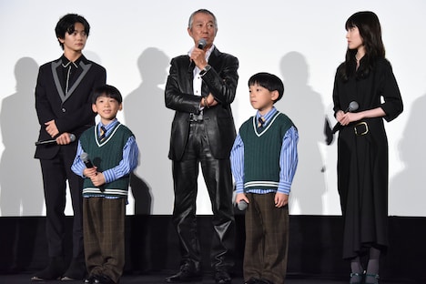 左から齋藤潤、前山くうが、柳葉敏郎、前山こうが、福本莉子