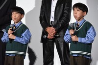 室井慎次のモノマネをする前山くうが（左）と前山こうが（右）