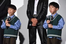 室井慎次のモノマネをする前山くうが（左）と前山こうが（右）