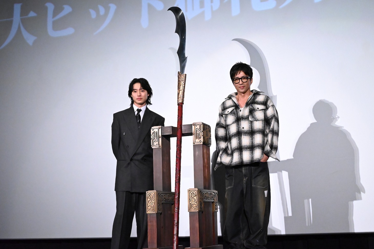 左から山崎賢人、大沢たかお