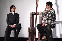 左から山崎賢人、大沢たかお